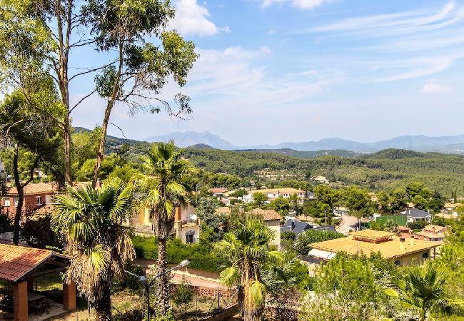 Villa en Corbera de llobregat - Elegante Villa de Montaña a sólo 30 km de Barcelona