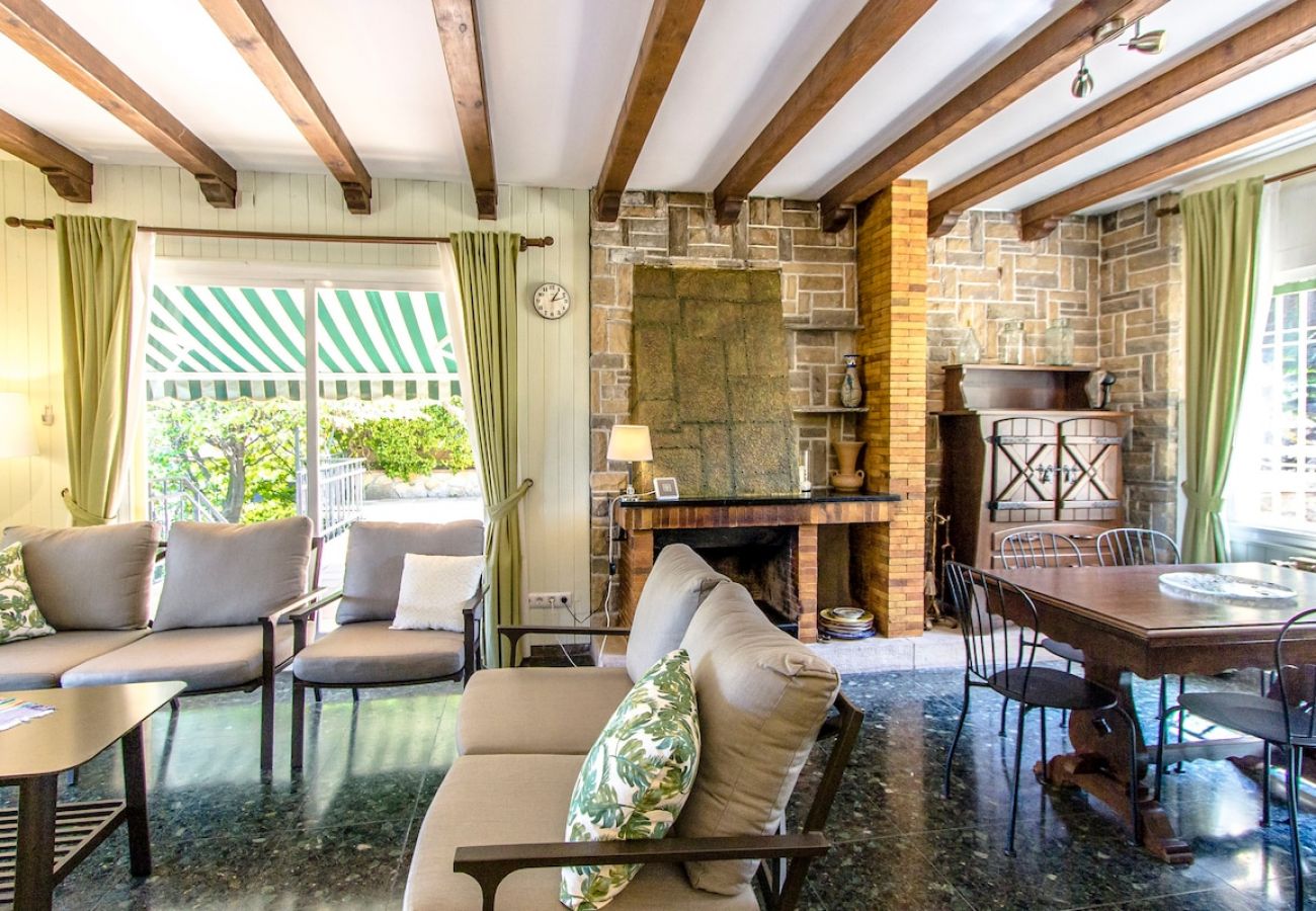 Villa en Corbera de llobregat - Elegante Villa de Montaña a sólo 30 km de Barcelona