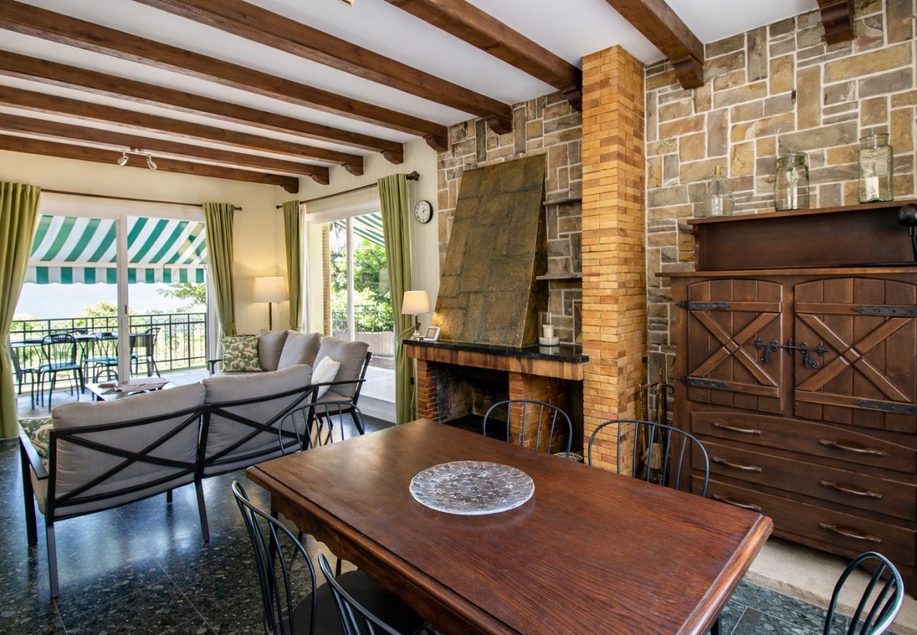 Villa en Corbera de llobregat - Elegante Villa de Montaña a sólo 30 km de Barcelona