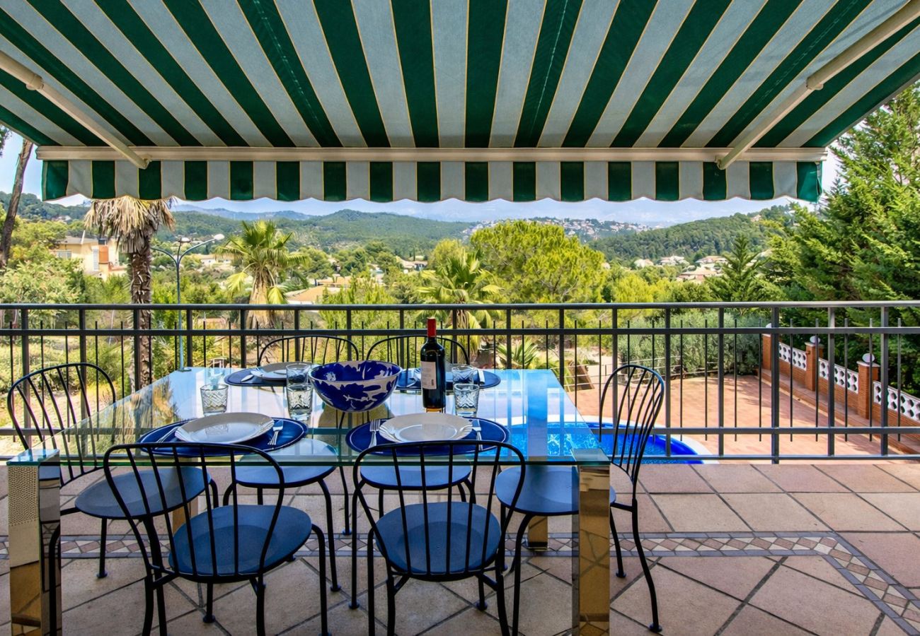 Villa en Corbera de llobregat - Elegante Villa de Montaña a sólo 30 km de Barcelona