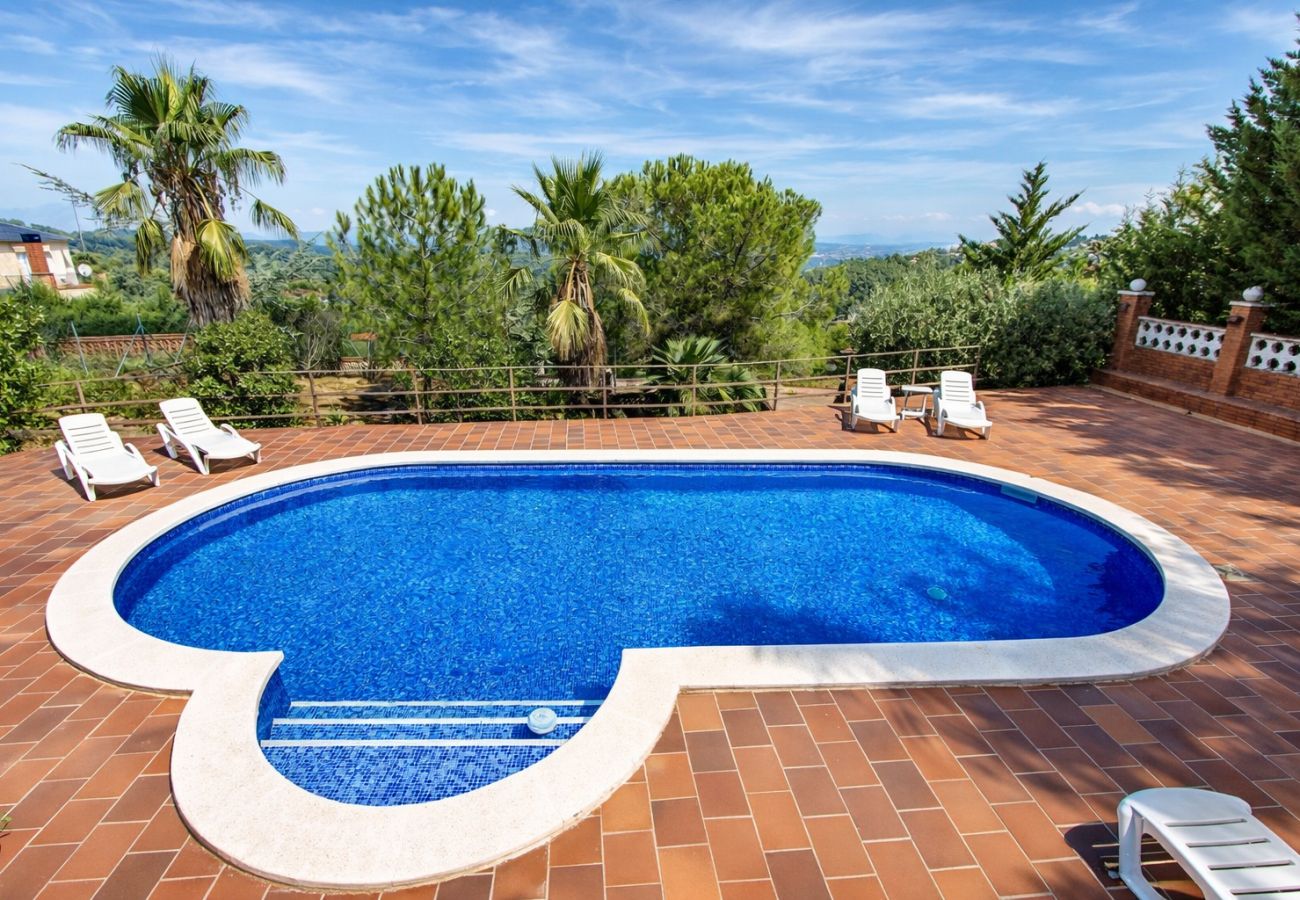 Villa en Corbera de llobregat - Elegante Villa de Montaña a sólo 30 km de Barcelona