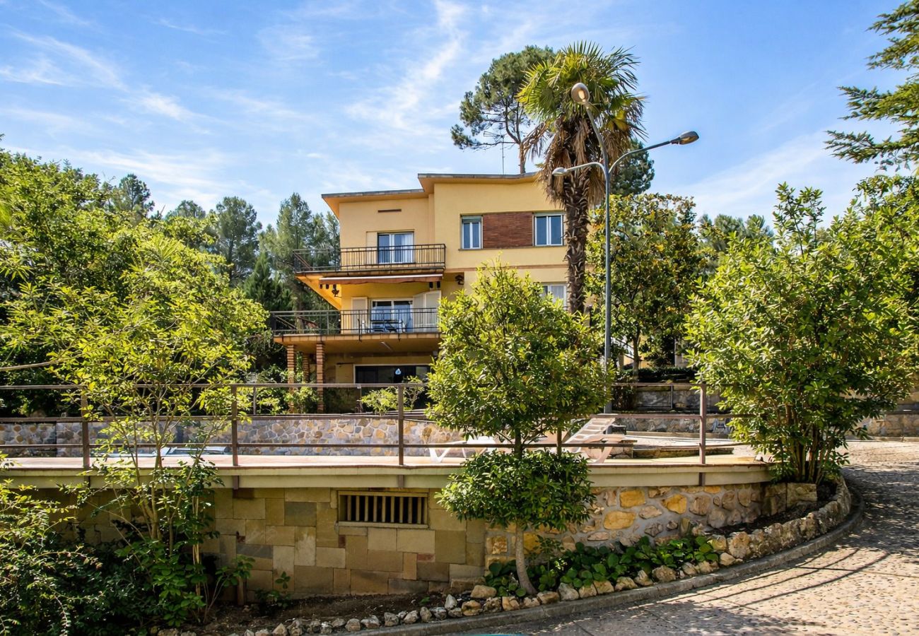 Villa en Corbera de llobregat - Elegante Villa de Montaña a sólo 30 km de Barcelona