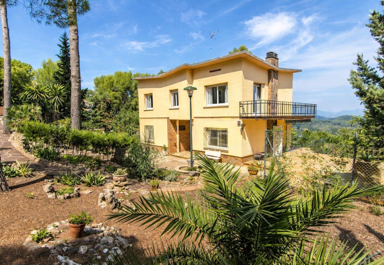 Villa en Corbera de llobregat - Elegante Villa de Montaña a sólo 30 km de Barcelona