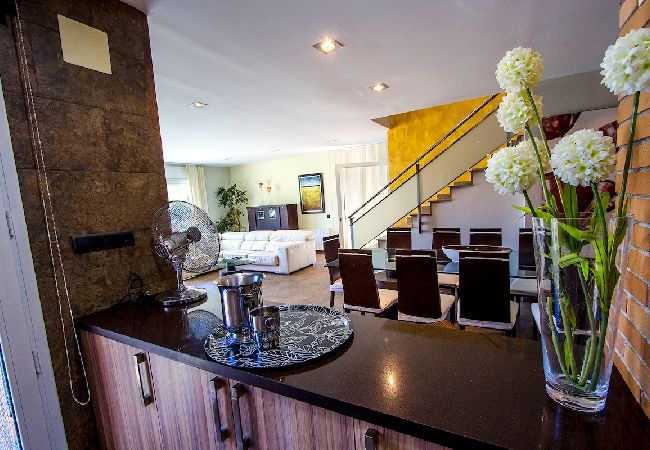 Villa en Sentmenat -  ¡Moderno y espacioso con piscina privada cerca de BCN! Villa en Sentmenat -  ¡Moderno y espacioso con piscina privada cerca de BCN!