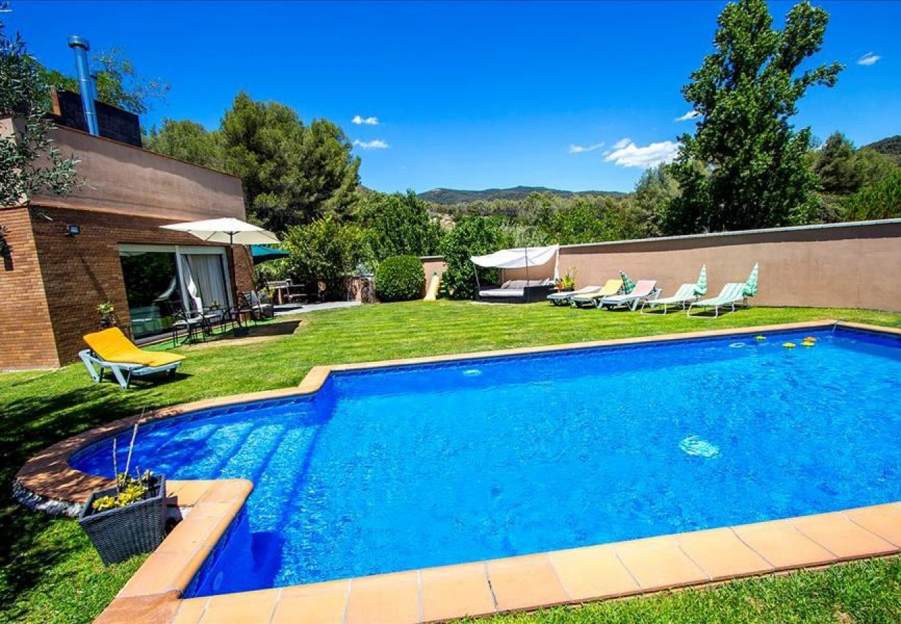 Villa en Sentmenat -  ¡Moderno y espacioso con piscina privada cerca de BCN!
