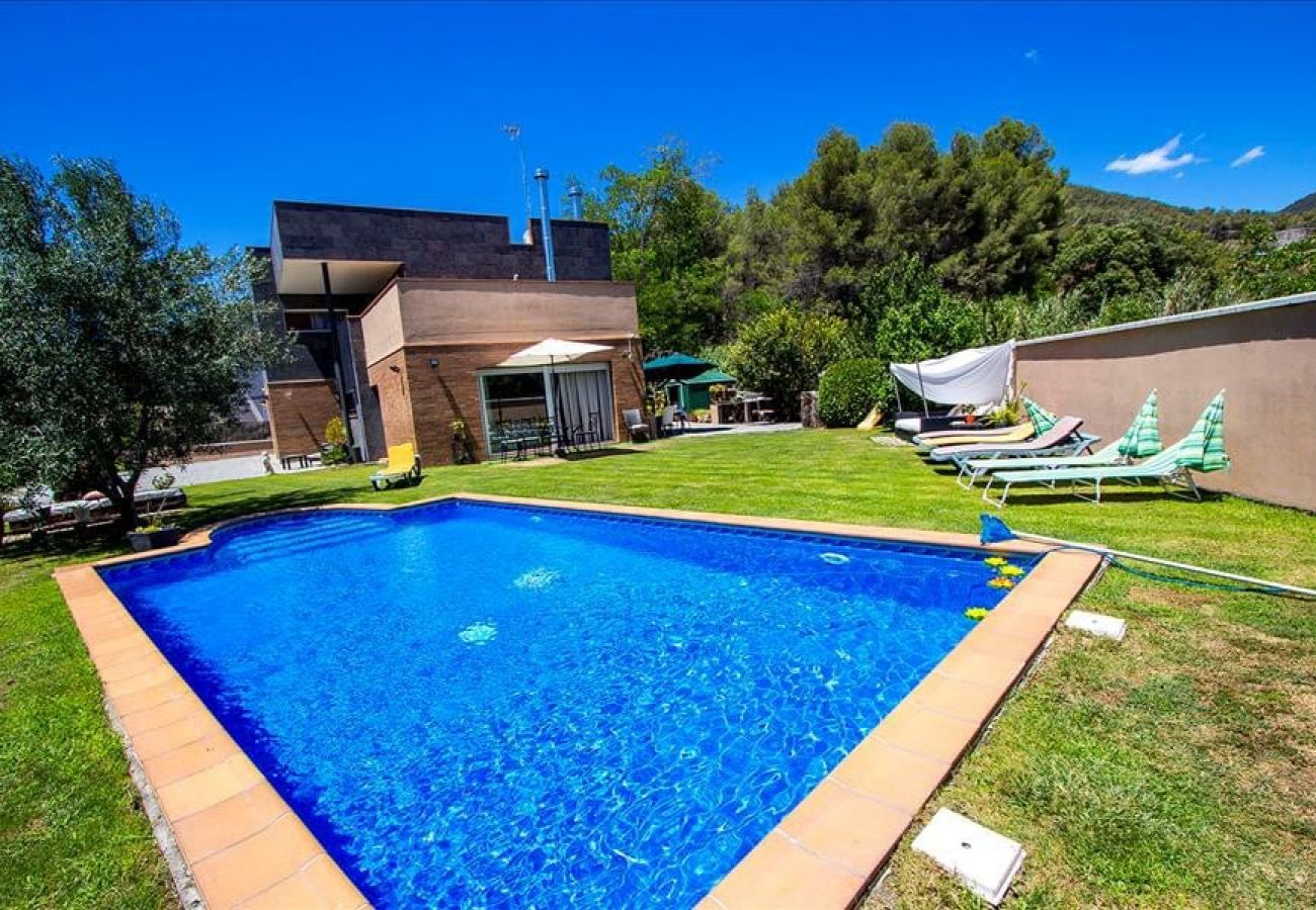 Villa en Sentmenat -  ¡Moderno y espacioso con piscina privada cerca de BCN!