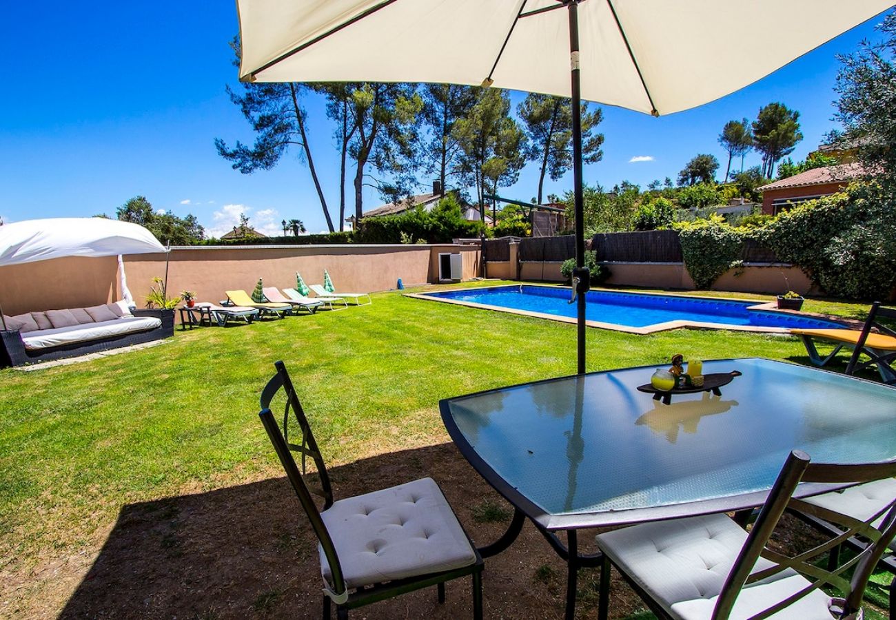 Villa en Sentmenat -  ¡Moderno y espacioso con piscina privada cerca de BCN!