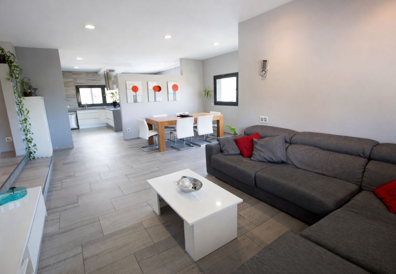 Villa en Sils - Maravilla moderna, 26km a las playas Costa Brava