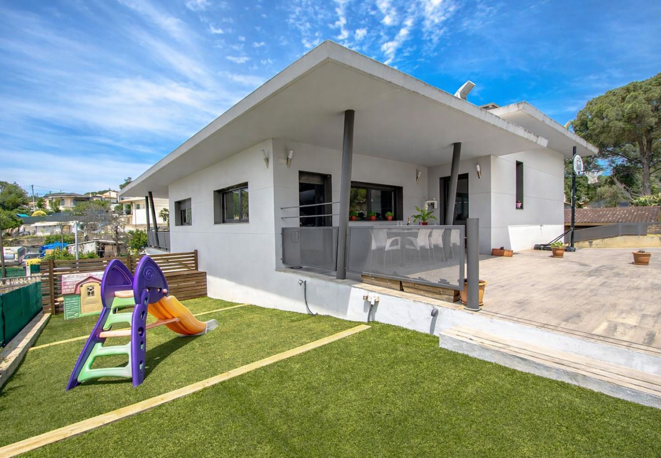 Villa en Sils - Maravilla moderna, 26km a las playas Costa Brava