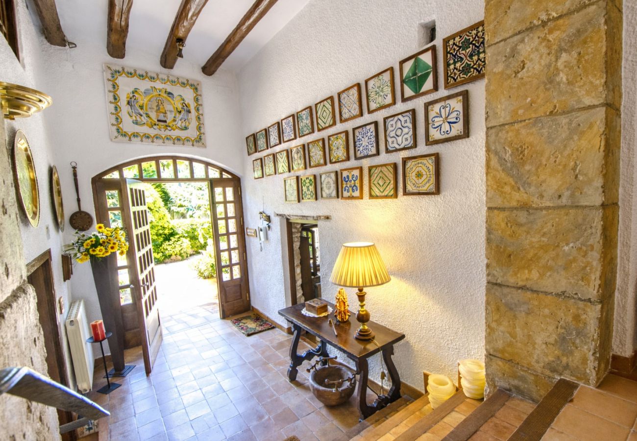 Villa en Santa Oliva - Santuario único con piscina extra grande!