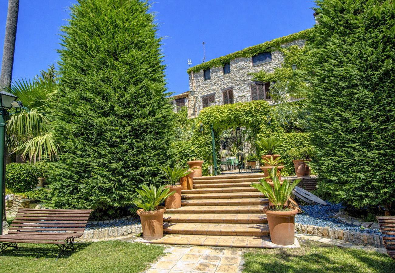 Villa en Santa Oliva - Santuario único con piscina extra grande!