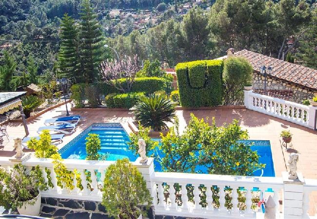 Villa en Torrelles de Llobregat - Escapada a la montaña con vistas 25km de Barcelona