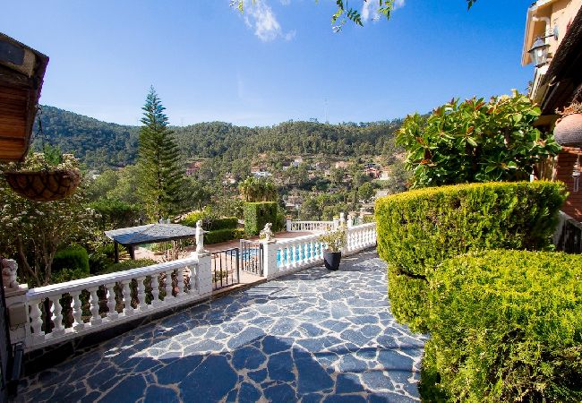 Villa en Torrelles de Llobregat - Escapada a la montaña con vistas 25km de Barcelona