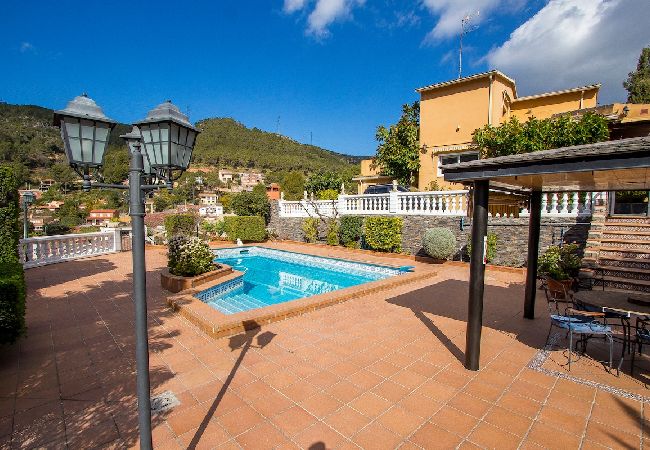 Villa en Torrelles de Llobregat - Escapada a la montaña con vistas 25km de Barcelona