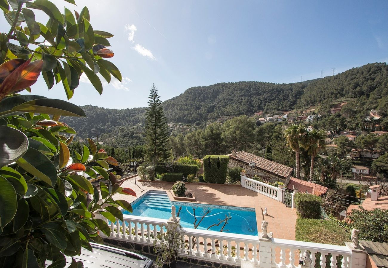 Villa en Torrelles de Llobregat - Escapada a la montaña con vistas 25km de Barcelona