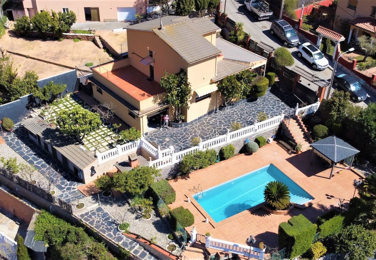 Villa en Torrelles de Llobregat - Escapada a la montaña con vistas 25km de Barcelona