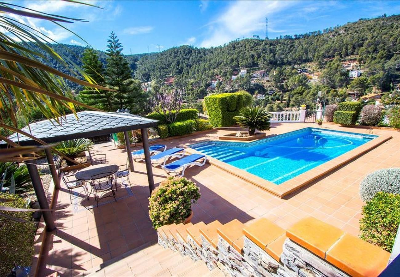 Villa en Torrelles de Llobregat - Escapada a la montaña con vistas 25km de Barcelona