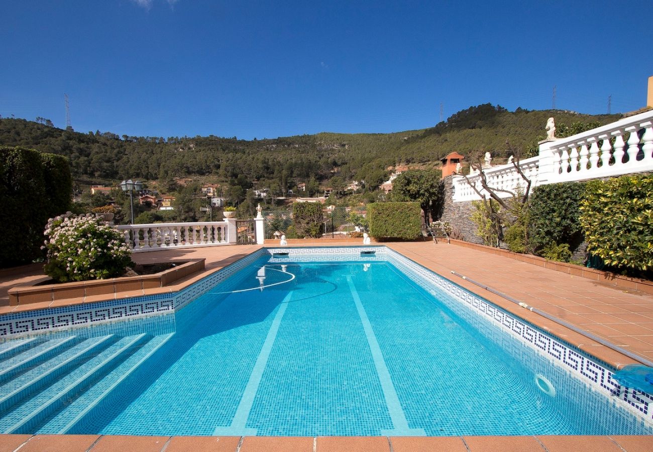 Villa en Torrelles de Llobregat - Escapada a la montaña con vistas 25km de Barcelona