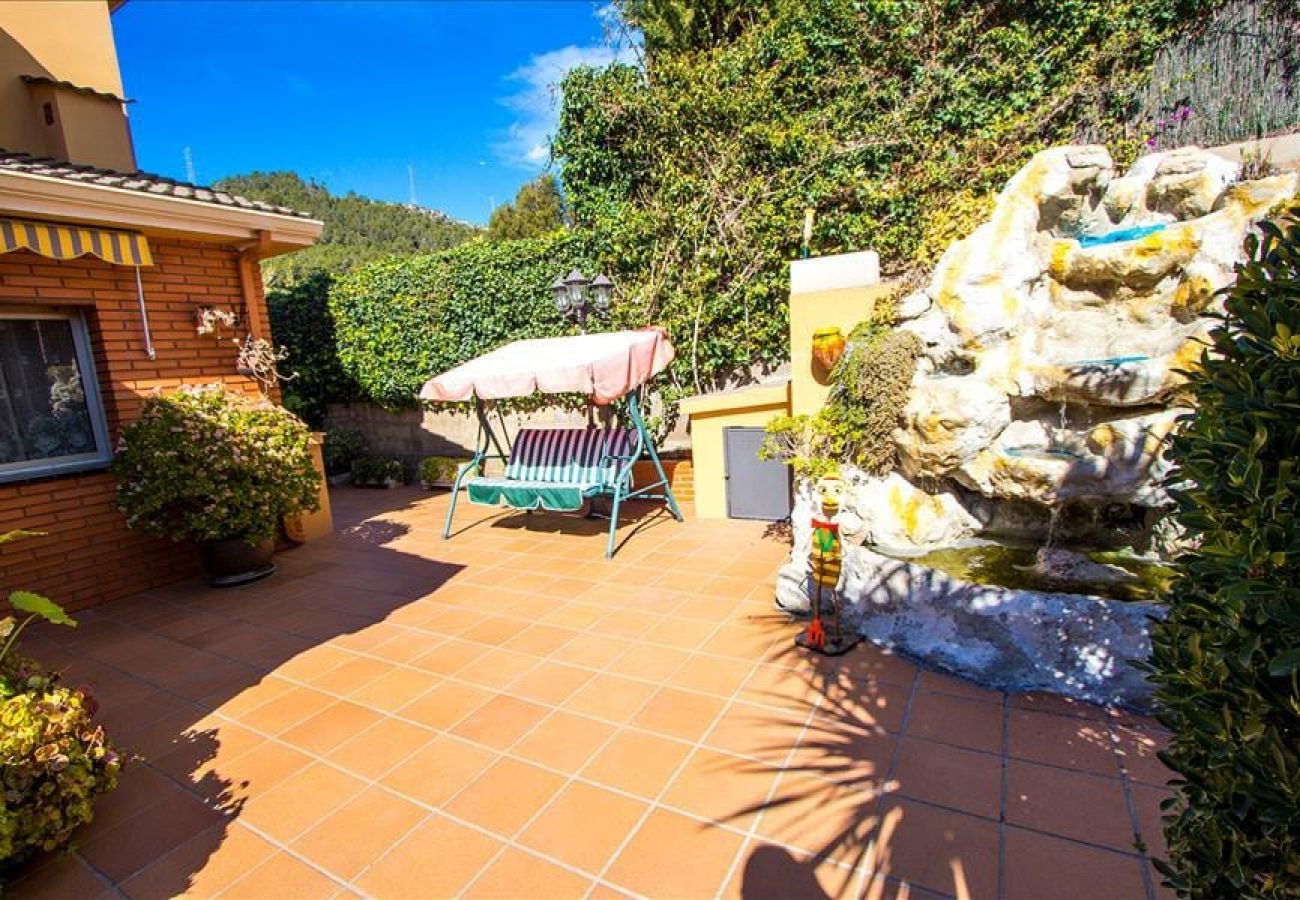 Villa en Torrelles de Llobregat - Escapada a la montaña con vistas 25km de Barcelona