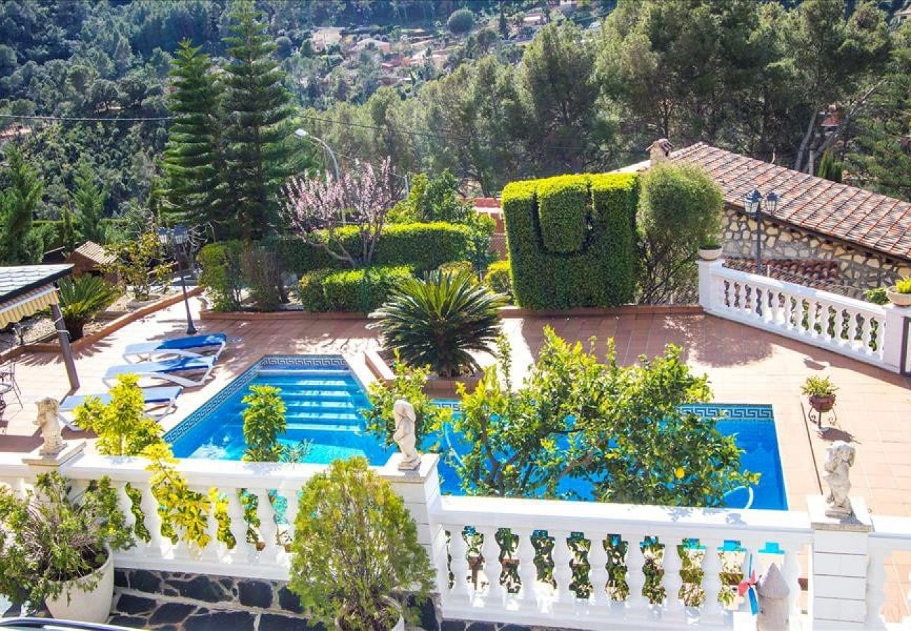 Villa en Torrelles de Llobregat - Escapada a la montaña con vistas 25km de Barcelona