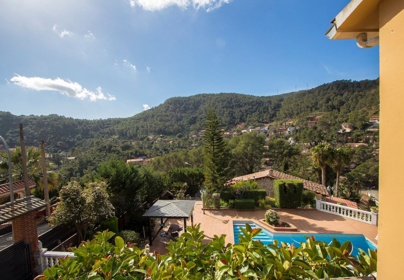 Villa en Torrelles de Llobregat - Escapada a la montaña con vistas 25km de Barcelona