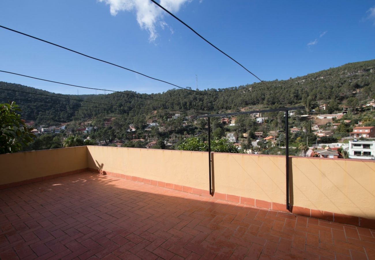 Villa en Torrelles de Llobregat - Escapada a la montaña con vistas 25km de Barcelona