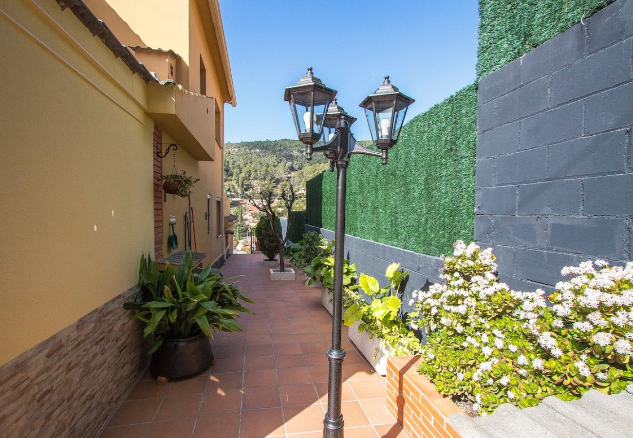 Villa en Torrelles de Llobregat - Escapada a la montaña con vistas 25km de Barcelona