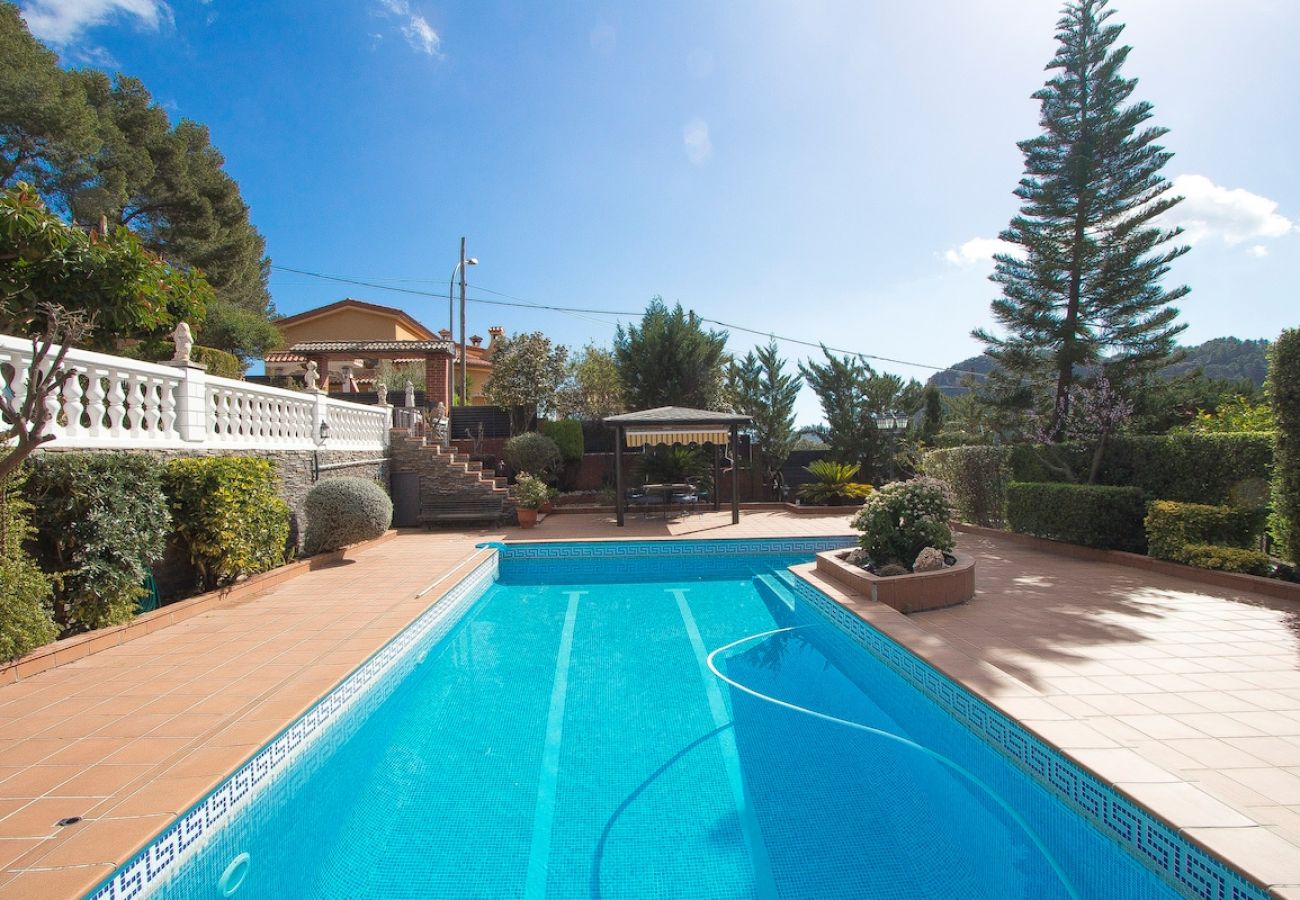 Villa en Torrelles de Llobregat - Escapada a la montaña con vistas 25km de Barcelona