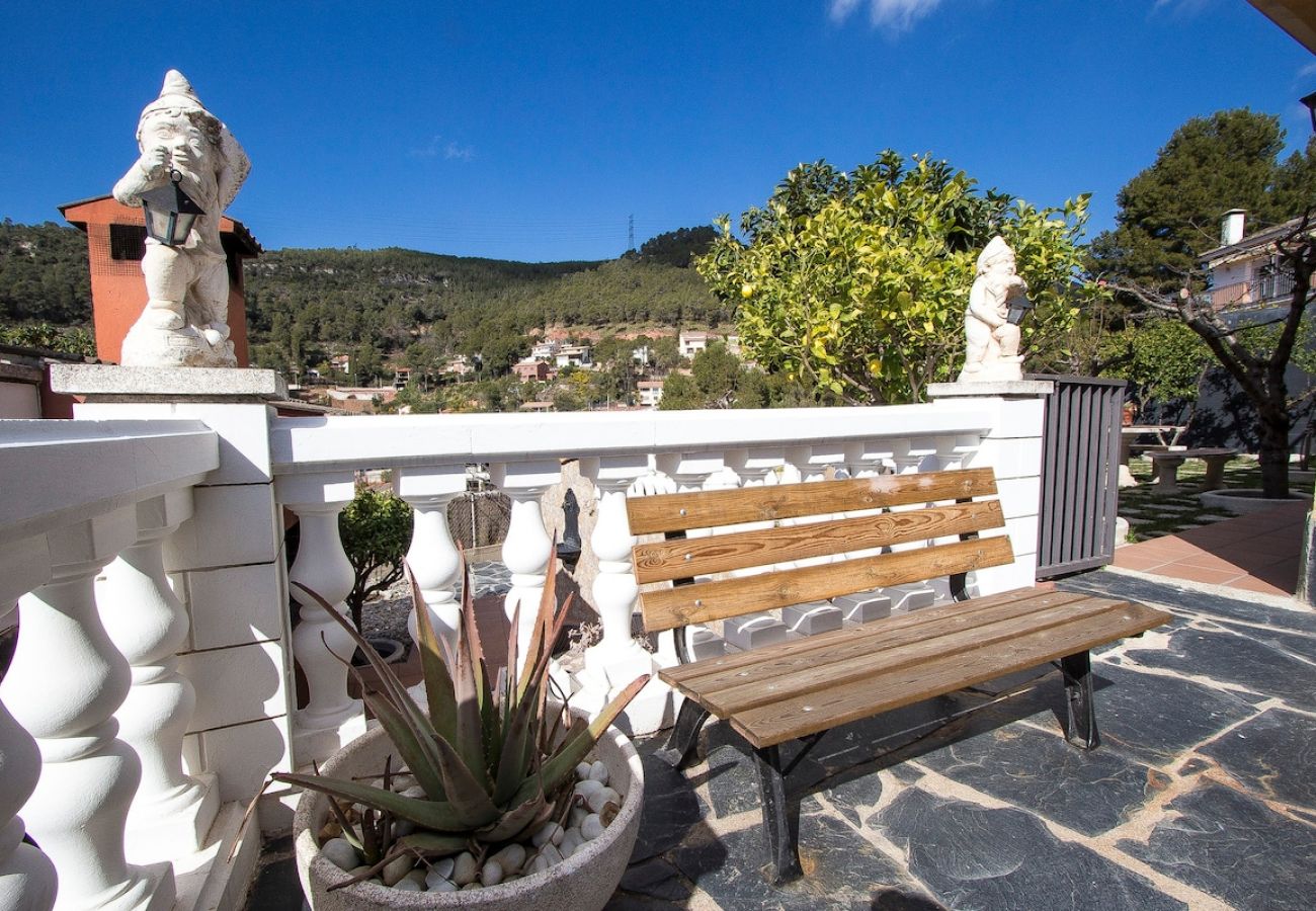 Villa en Torrelles de Llobregat - Escapada a la montaña con vistas 25km de Barcelona