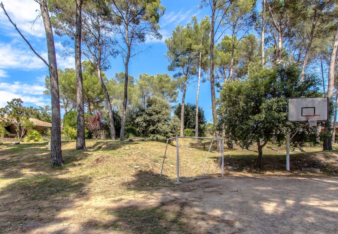 Villa en Castellar del Vallés - Refugio celestial para 16, a 30km de Barcelona