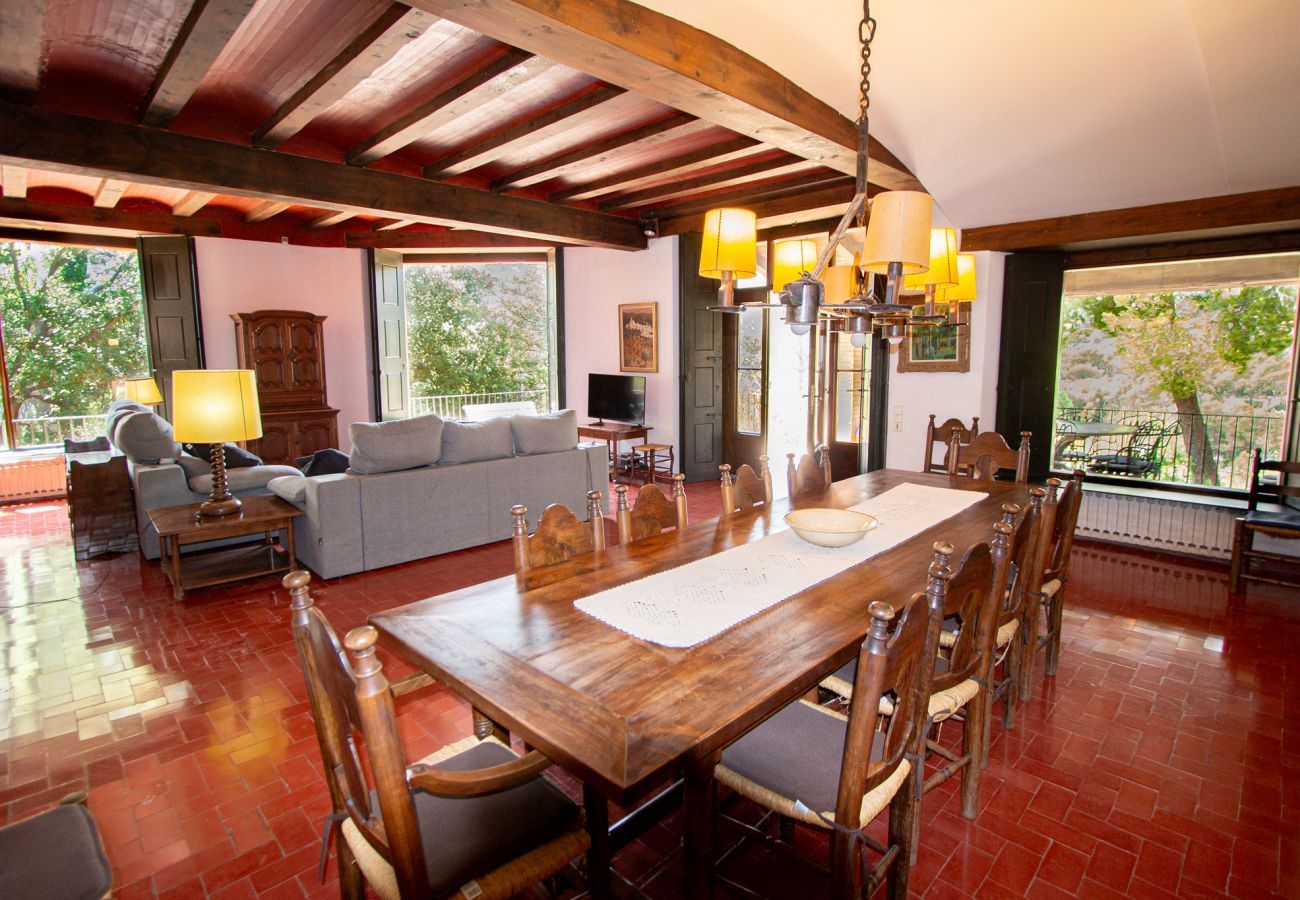 Villa en Castellar del Vallés - Refugio celestial para 16, a 30km de Barcelona