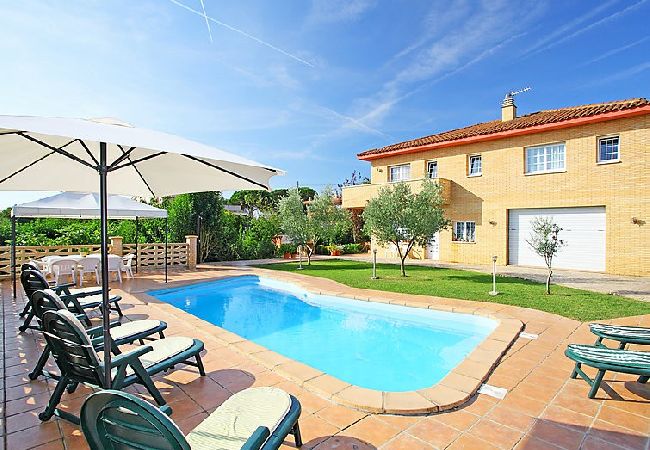 Villa en Sils - ¡Retiro tranquilo Costa Brava con suite separada!