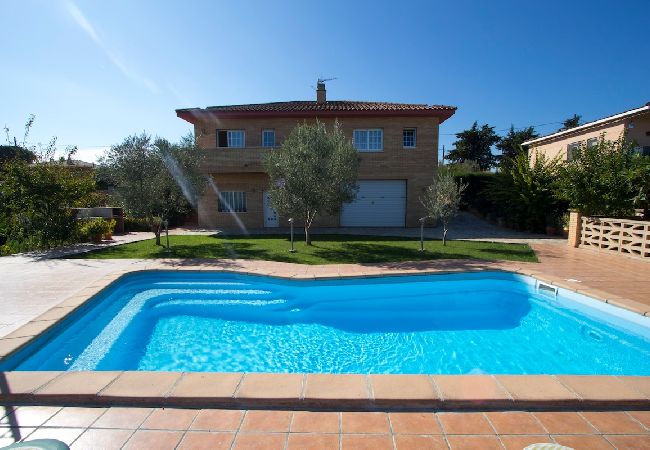 Villa en Sils - ¡Retiro tranquilo Costa Brava con suite separada!