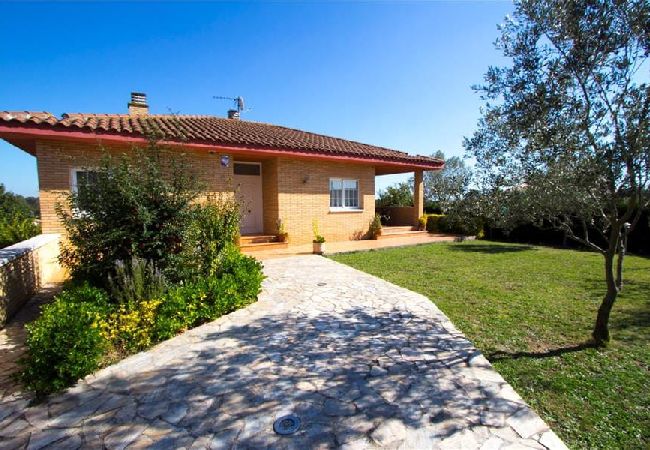 Villa en Sils - ¡Retiro tranquilo Costa Brava con suite separada!