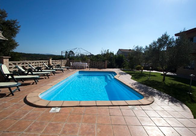 Villa en Sils - ¡Retiro tranquilo Costa Brava con suite separada!