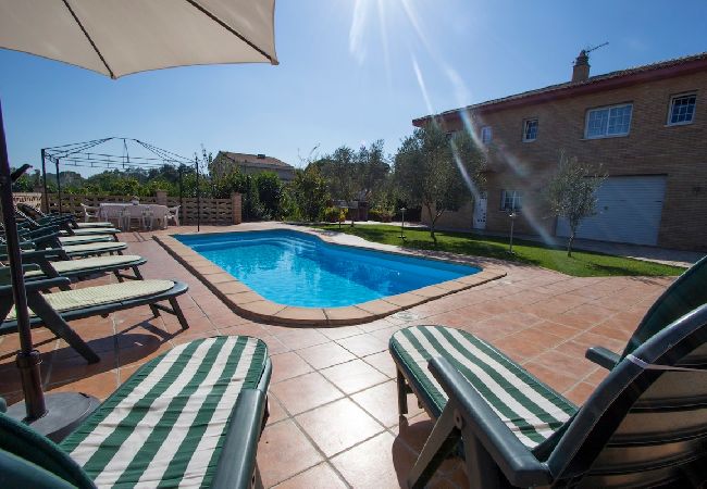 Villa en Sils - ¡Retiro tranquilo Costa Brava con suite separada!