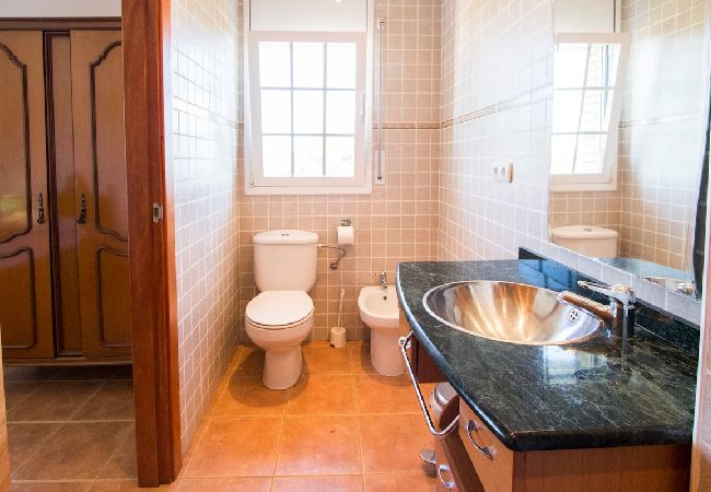 Villa en Sils - ¡Retiro tranquilo Costa Brava con suite separada! Villa en Sils - ¡Retiro tranquilo Costa Brava con suite separada!