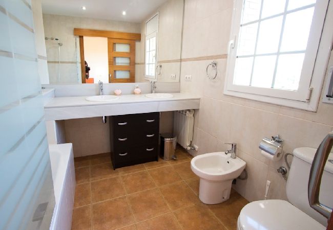 Villa en Sils - ¡Retiro tranquilo Costa Brava con suite separada! Villa en Sils - ¡Retiro tranquilo Costa Brava con suite separada!