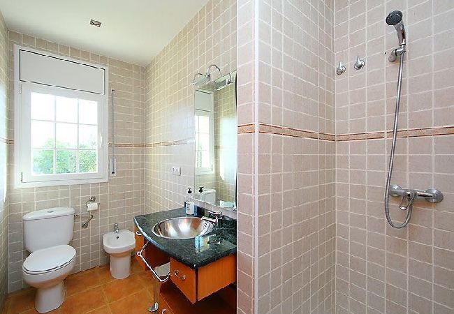 Villa en Sils - ¡Retiro tranquilo Costa Brava con suite separada! Villa en Sils - ¡Retiro tranquilo Costa Brava con suite separada!