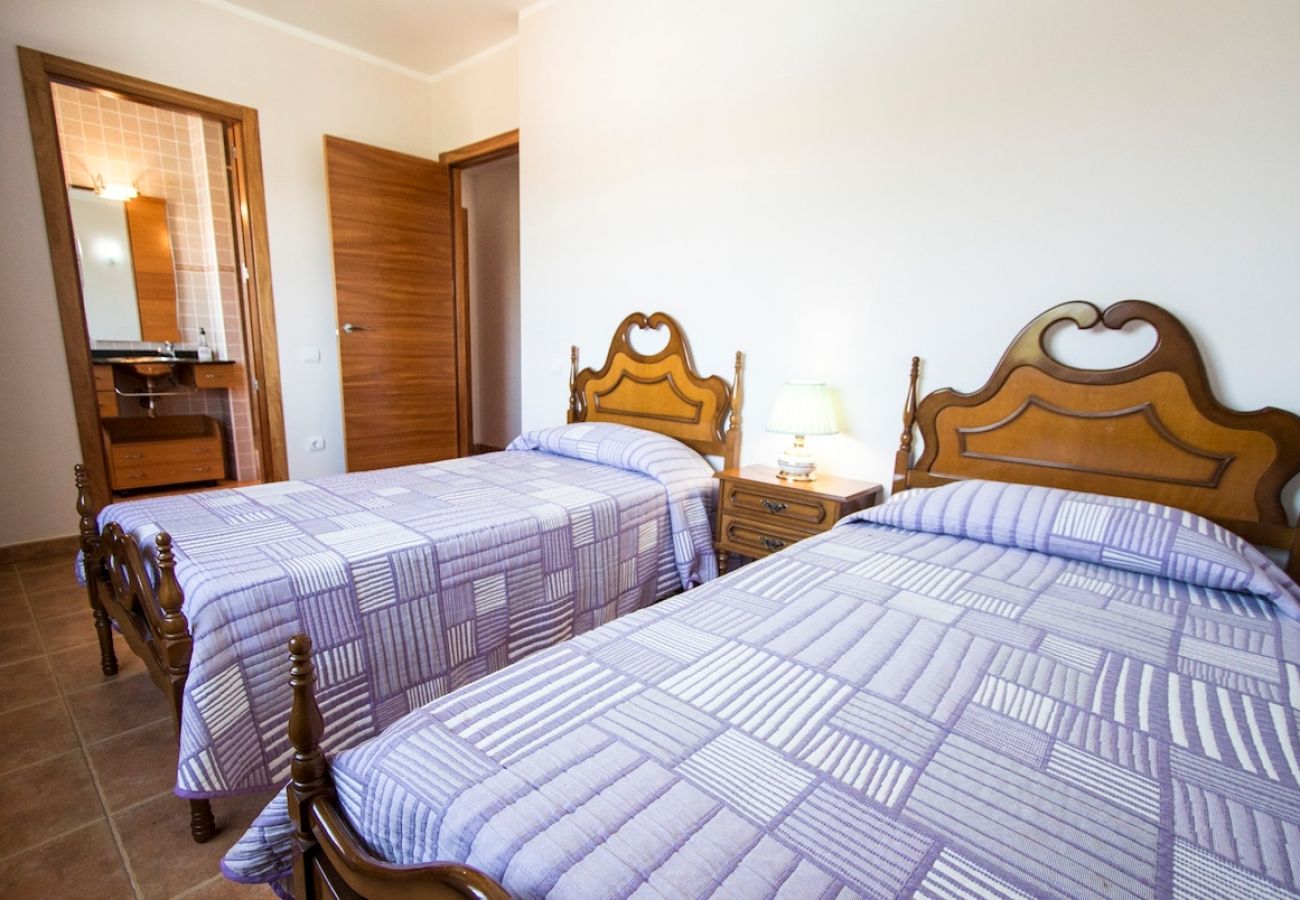 Villa en Sils - ¡Retiro tranquilo Costa Brava con suite separada!