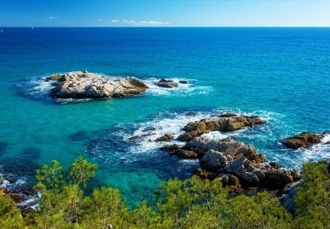 Villa en Sils - ¡Retiro tranquilo Costa Brava con suite separada!