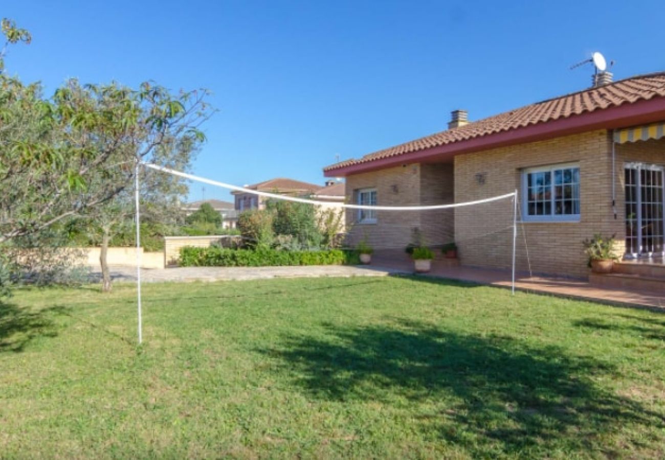 Villa en Sils - ¡Retiro tranquilo Costa Brava con suite separada!
