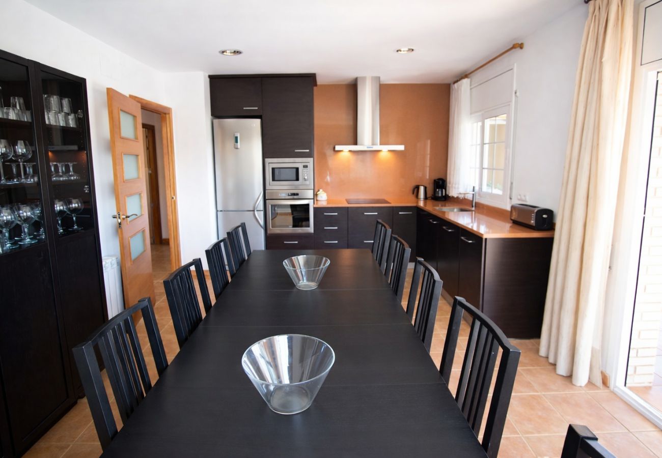 Villa en Sils - ¡Retiro tranquilo Costa Brava con suite separada!