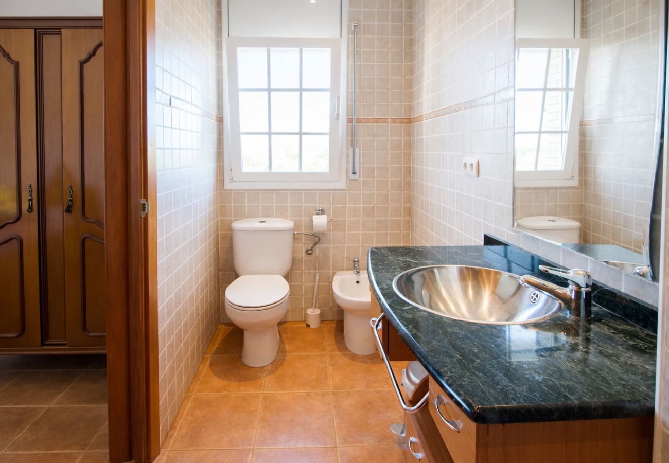 Villa en Sils - ¡Retiro tranquilo Costa Brava con suite separada!