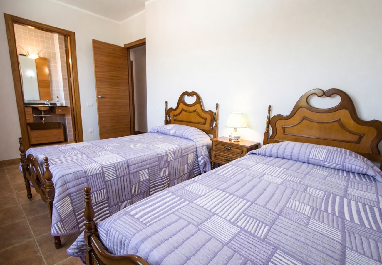 Villa en Sils - ¡Retiro tranquilo Costa Brava con suite separada!