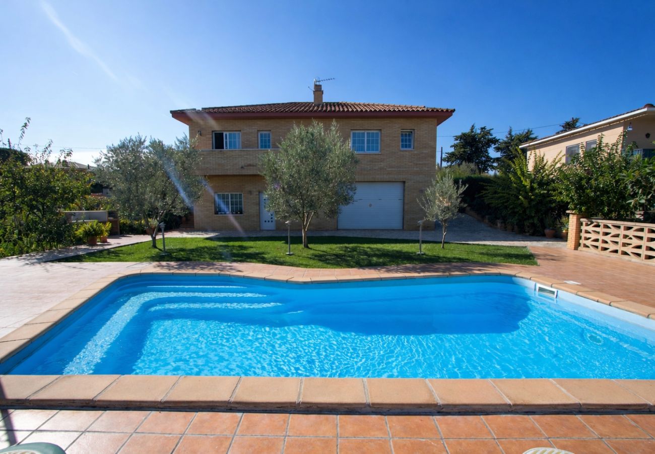 Villa en Sils - ¡Retiro tranquilo Costa Brava con suite separada!