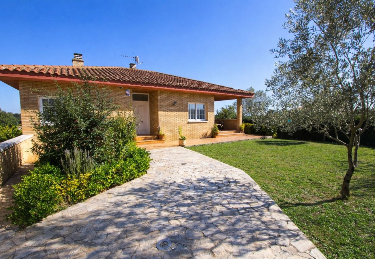 Villa en Sils - ¡Retiro tranquilo Costa Brava con suite separada!