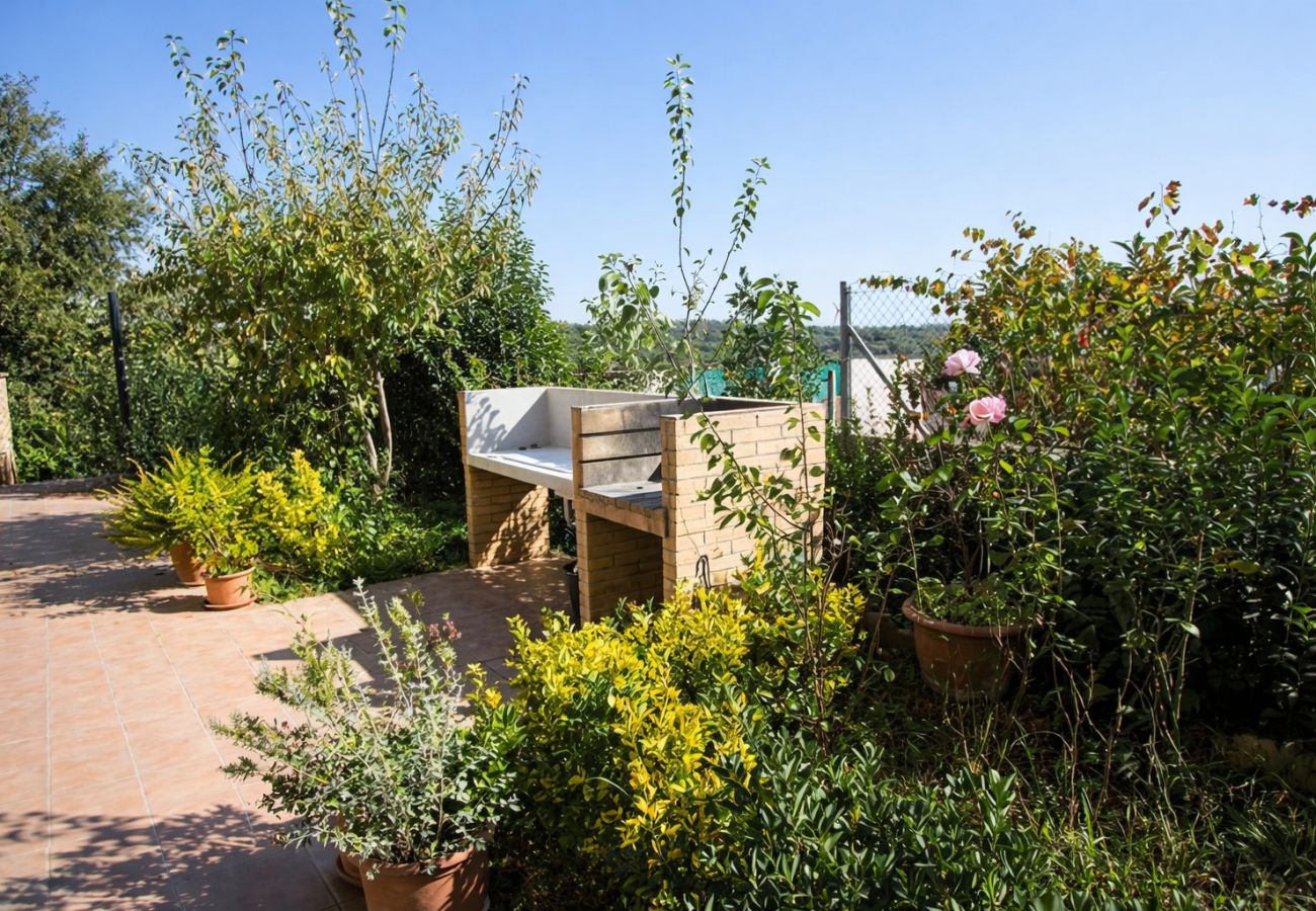 Villa en Sils - ¡Retiro tranquilo Costa Brava con suite separada!