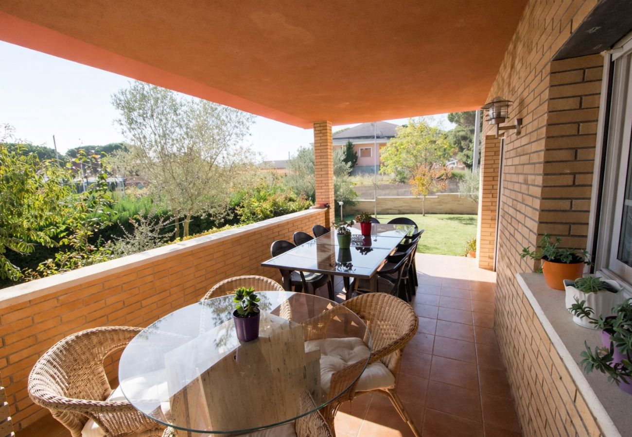 Villa en Sils - ¡Retiro tranquilo Costa Brava con suite separada!