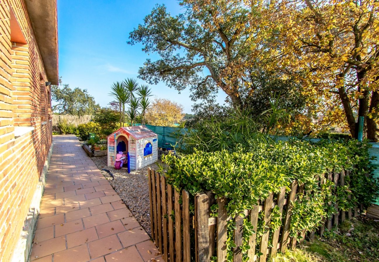 Villa en Sils - Relájese y recargue energías a 20 km de la playa